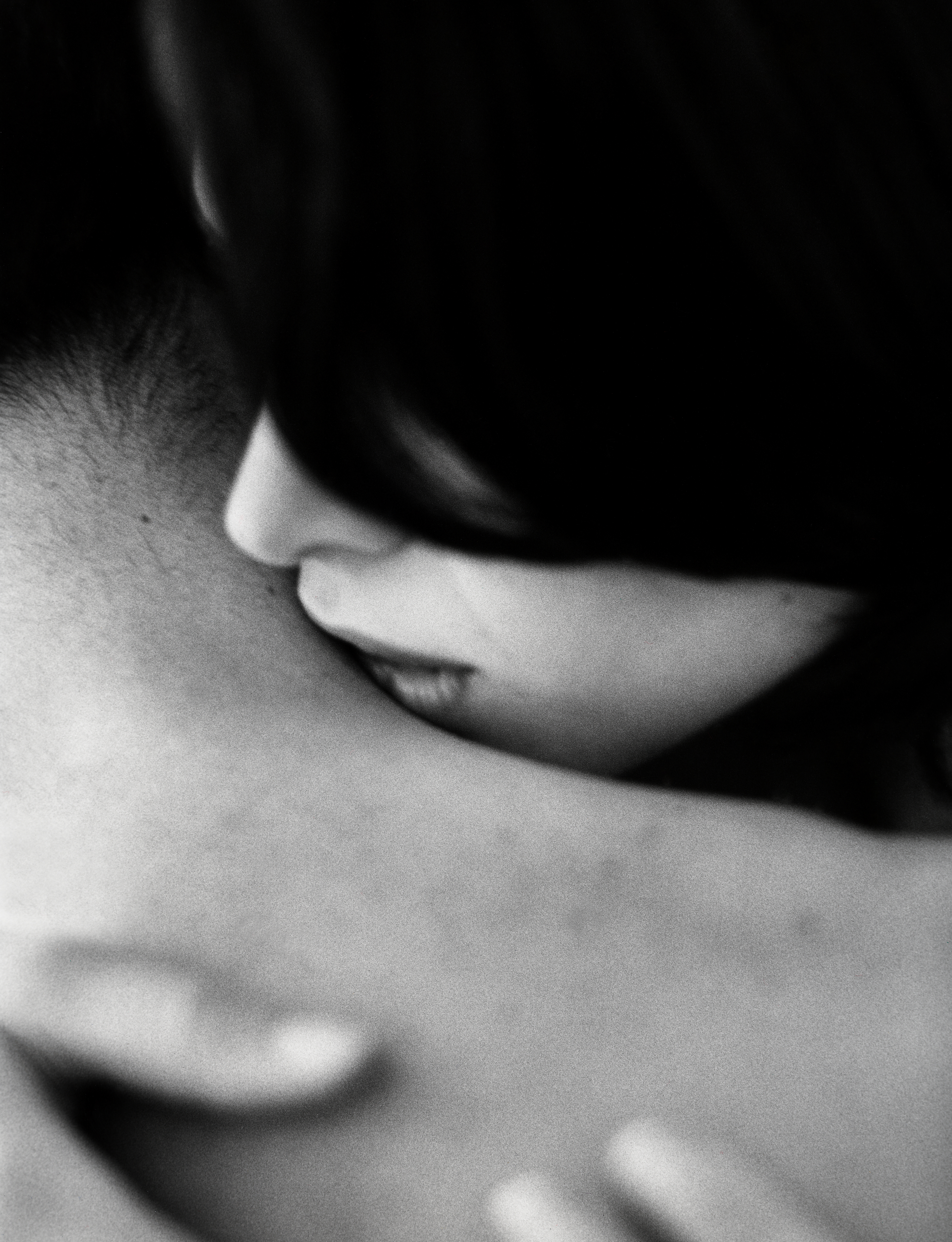 Поцелуй ниже живота. Поцелуй в шею. Мужчина целует женщину в шею. Нежный поцелуй в шею. Поцелуй в шею мужчине.
